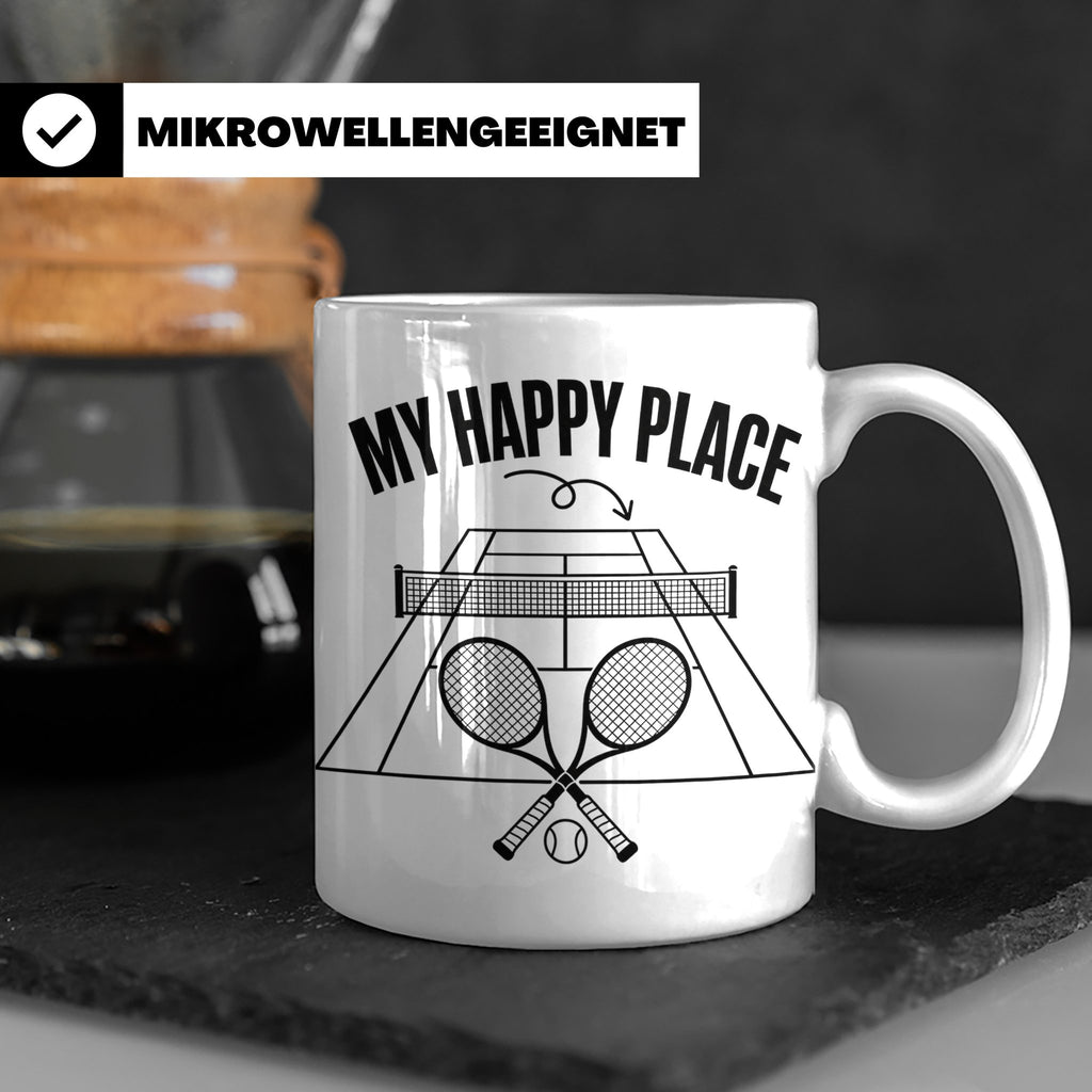 Tennis Tasse mit Spruch My Happy Place lustiger Kaffeebecher – Weiß [farbe:weiß]