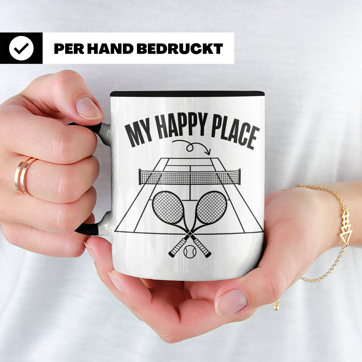 Tennis Tasse mit Spruch My Happy Place lustiger Kaffeebecher – Schwarz [farbe:schwarz]