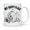 Sticken Tasse My Happy Place Geschenkidee für Stickerin, Näh – Weiß [farbe:weiß]