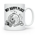 Sticken Tasse My Happy Place Geschenkidee für Stickerin, Näh – Weiß [farbe:weiß]