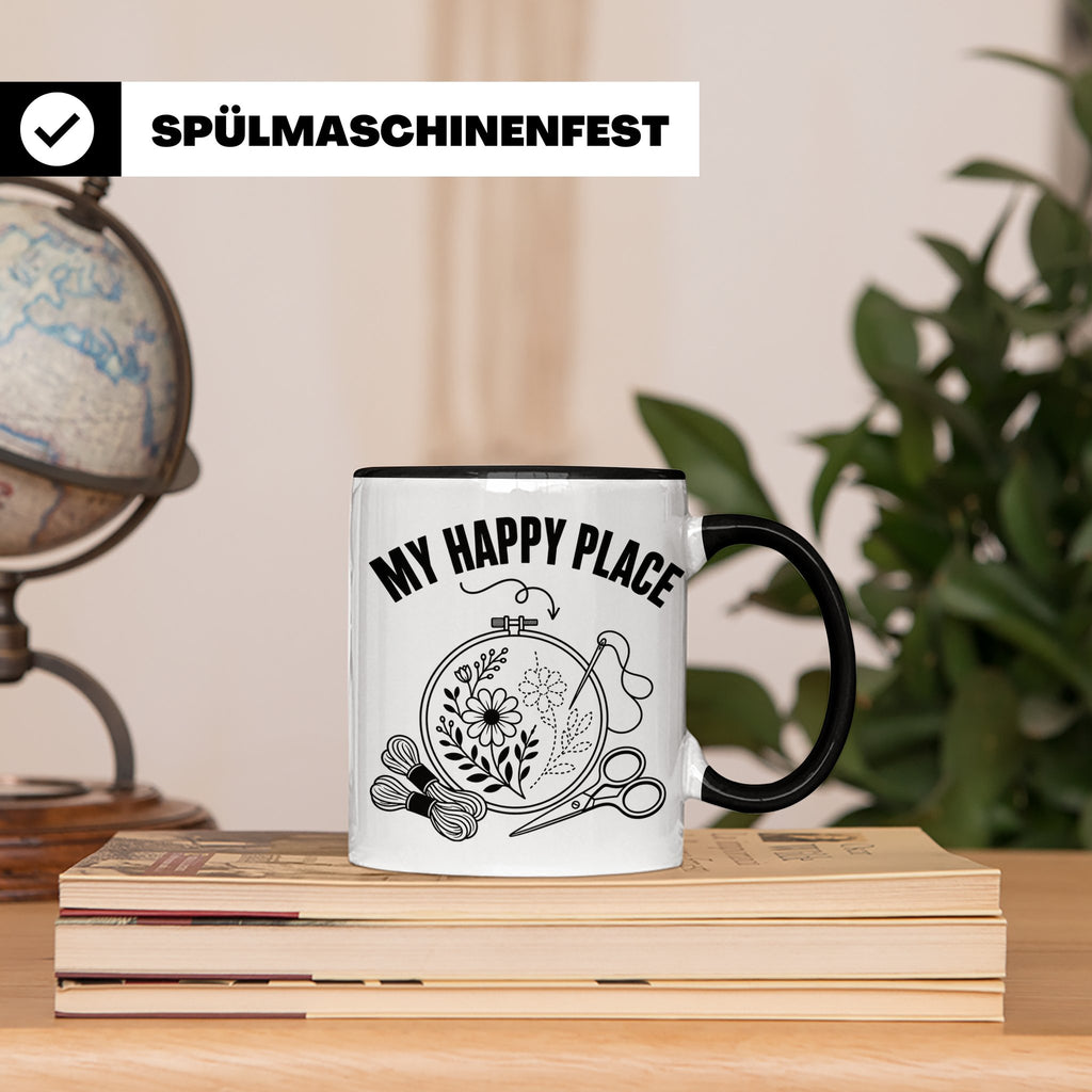 Sticken Tasse My Happy Place Geschenkidee für Stickerin, Näh – Schwarz [farbe:schwarz]