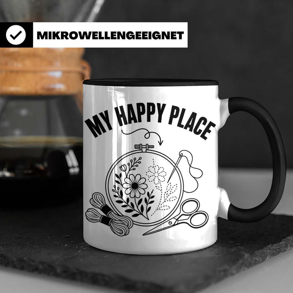Sticken Tasse My Happy Place Geschenkidee für Stickerin, Näh – Schwarz [farbe:schwarz]