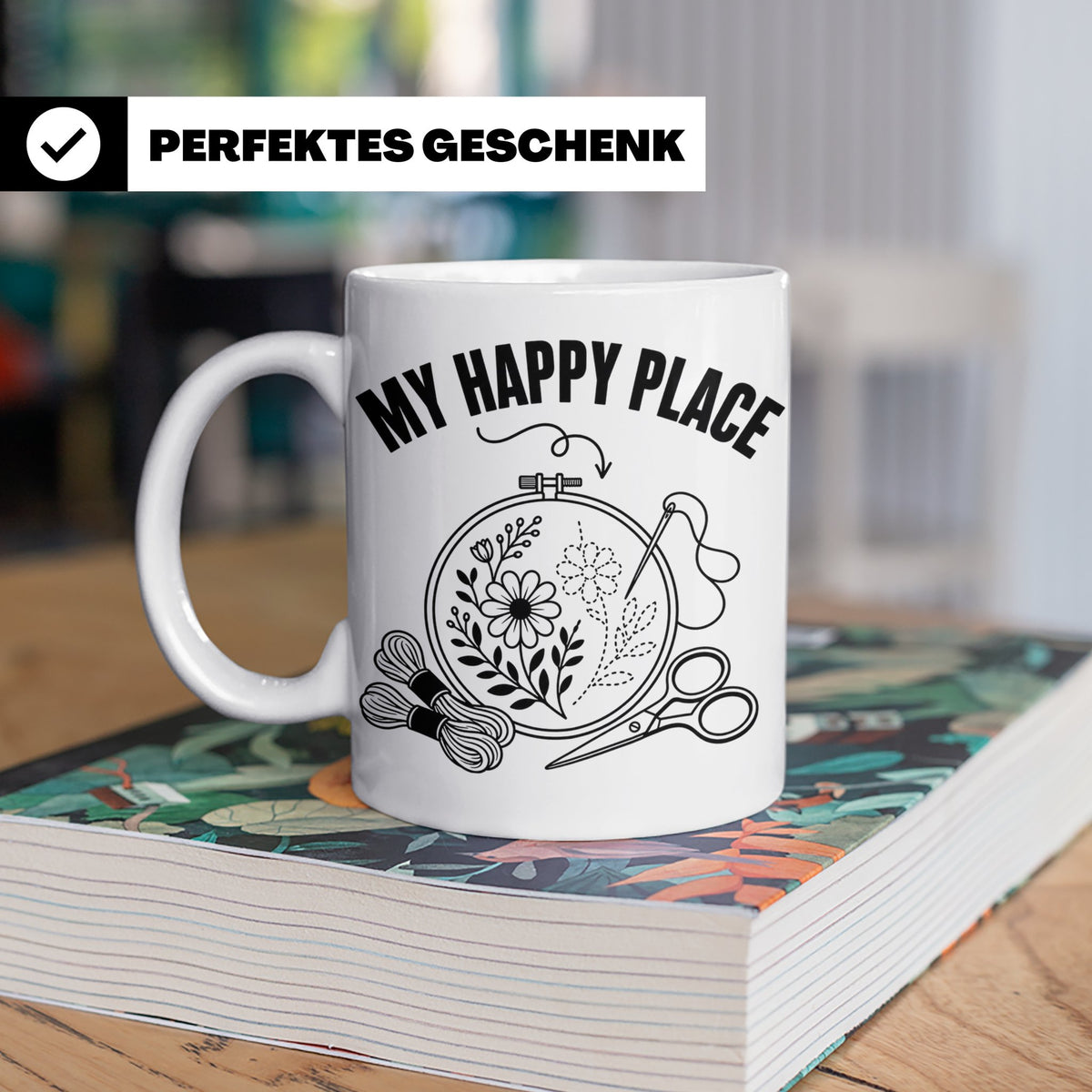 Sticken Tasse My Happy Place Geschenkidee für Stickerin, Näh – Weiß [farbe:weiß]