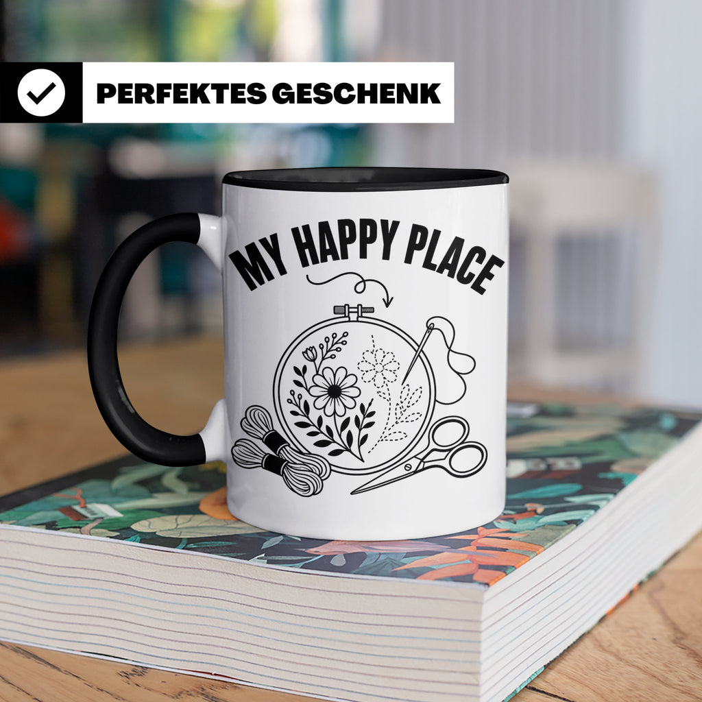 Sticken Tasse My Happy Place Geschenkidee für Stickerin, Näh – Schwarz [farbe:schwarz]