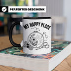Sticken Tasse My Happy Place Geschenkidee für Stickerin, Näh – Schwarz [farbe:schwarz]