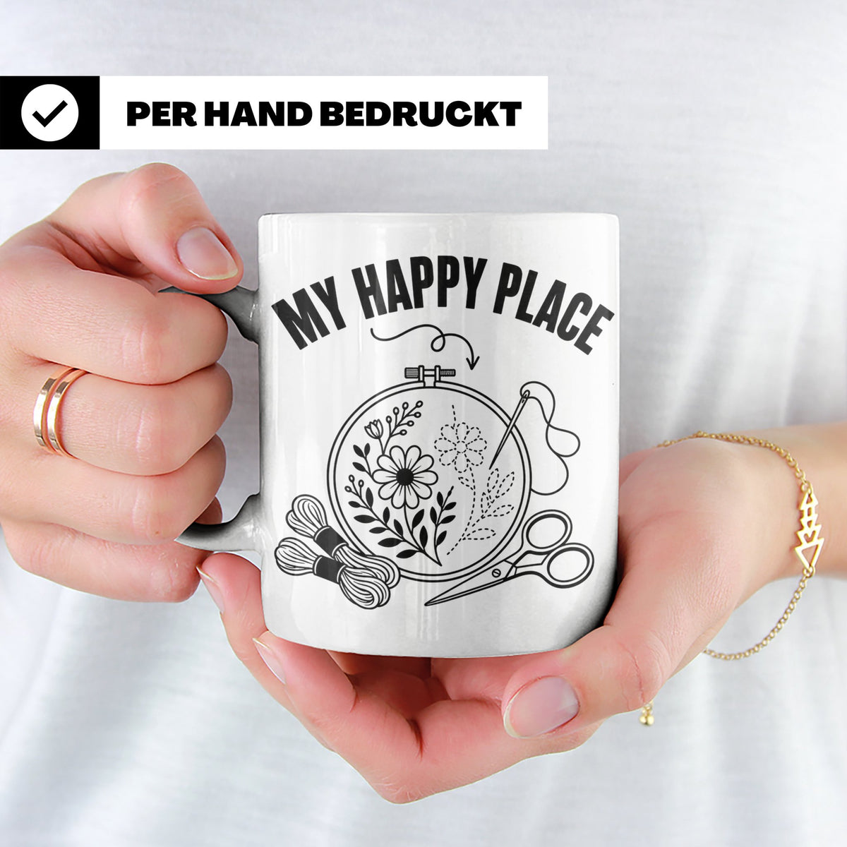Sticken Tasse My Happy Place Geschenkidee für Stickerin, Näh – Weiß [farbe:weiß]