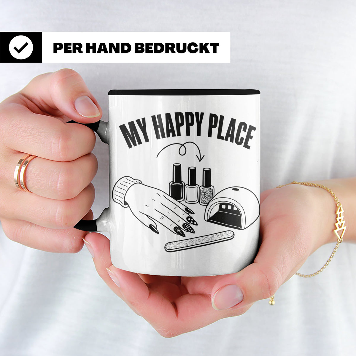 Nageldesignerin Tasse My Happy Place Spruch Nagelstudio Deko – Schwarz [farbe:schwarz]