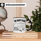 Squash Tasse My Happy Place Spruch Geschenk für Squashspiele – Schwarz [farbe:schwarz]