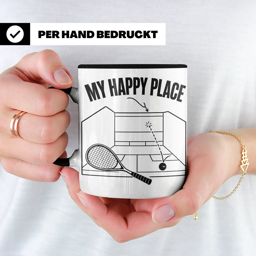 Squash Tasse My Happy Place Spruch Geschenk für Squashspiele – Schwarz [farbe:schwarz]