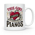 Pianistin Tasse This Girl Loves Pianos Spruch Kaffeebecher f – Weiß [farbe:weiß]