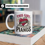 Pianistin Tasse This Girl Loves Pianos Spruch Kaffeebecher f – Weiß [farbe:weiß]
