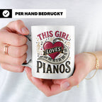 Pianistin Tasse This Girl Loves Pianos Spruch Kaffeebecher f – Weiß [farbe:weiß]