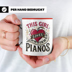 Pianistin Tasse This Girl Loves Pianos Spruch Kaffeebecher f – Rot [farbe:rot]