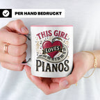 Pianistin Tasse This Girl Loves Pianos Spruch Kaffeebecher f – Rosa [farbe:rosa]