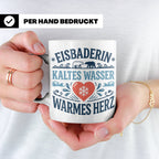 Eisbaderin Tasse mit Spruch Kaltes Wasser Warmes Herz | Gesc – Weiß [farbe:weiß]