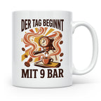 Barista Tasse mit Spruch Der Tag beginnt mit 9 Bar | Espress – Weiß [farbe:weiß]