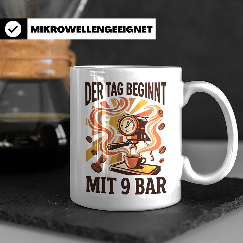 Barista Tasse mit Spruch Der Tag beginnt mit 9 Bar | Espress – Weiß [farbe:weiß]