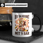 Barista Tasse mit Spruch Der Tag beginnt mit 9 Bar | Espress – Schwarz [farbe:schwarz]