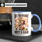 Barista Tasse mit Spruch Der Tag beginnt mit 9 Bar | Espress – Blau [farbe:blau]