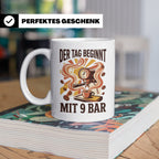 Barista Tasse mit Spruch Der Tag beginnt mit 9 Bar | Espress – Weiß [farbe:weiß]