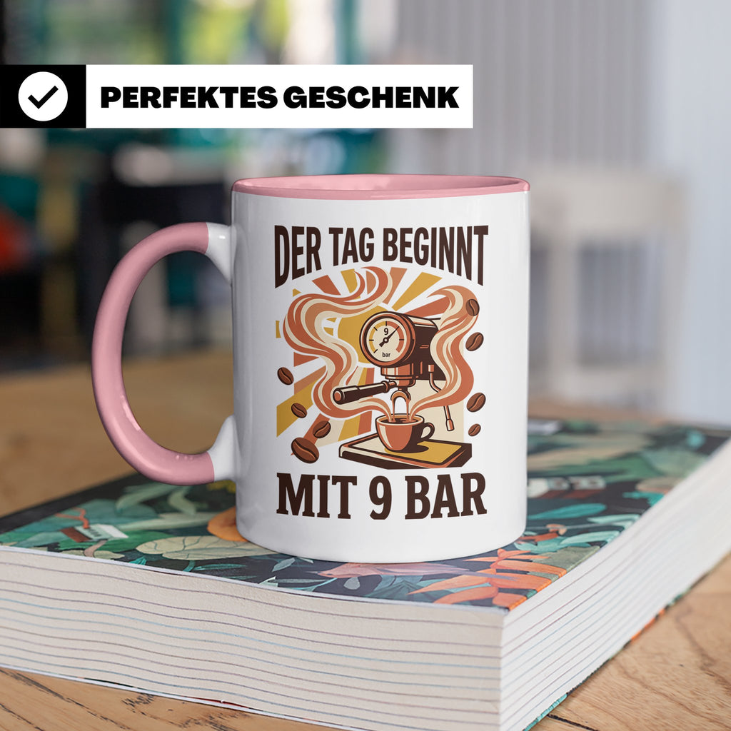 Barista Tasse mit Spruch Der Tag beginnt mit 9 Bar | Espress – Rosa [farbe:rosa]