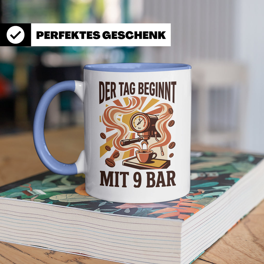 Barista Tasse mit Spruch Der Tag beginnt mit 9 Bar | Espress – Blau [farbe:blau]