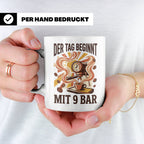 Barista Tasse mit Spruch Der Tag beginnt mit 9 Bar | Espress – Weiß [farbe:weiß]