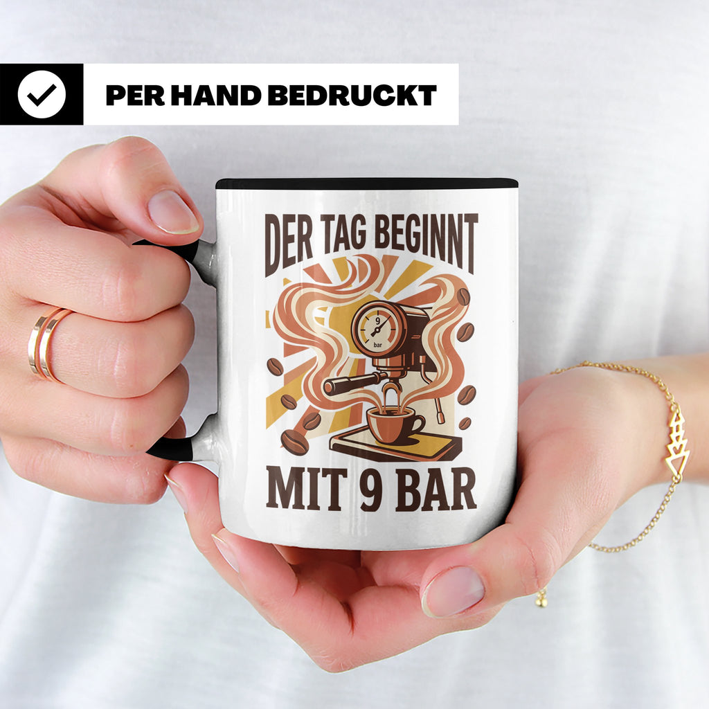 Barista Tasse mit Spruch Der Tag beginnt mit 9 Bar | Espress – Schwarz [farbe:schwarz]