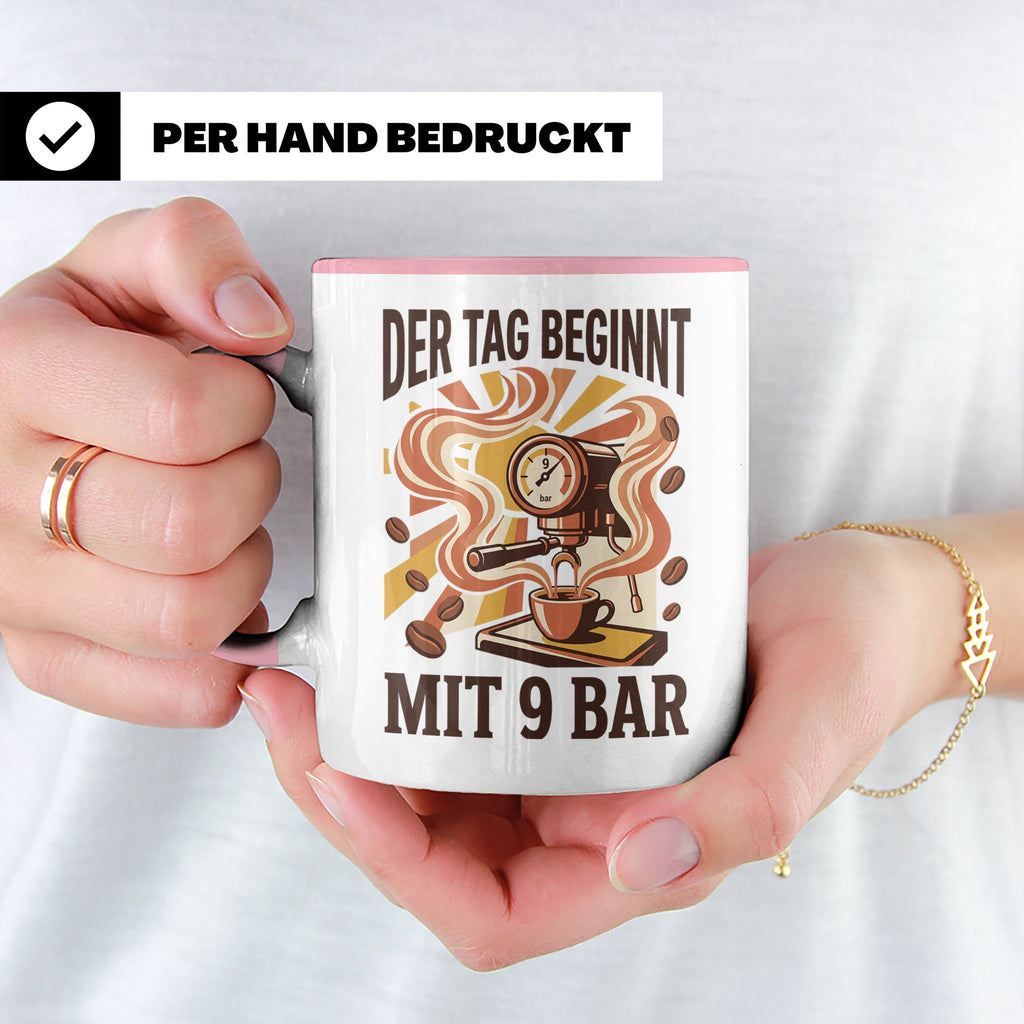 Barista Tasse mit Spruch Der Tag beginnt mit 9 Bar | Espress – Rosa [farbe:rosa]