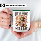 Barista Tasse mit Spruch Der Tag beginnt mit 9 Bar | Espress – Grün [farbe:grün]