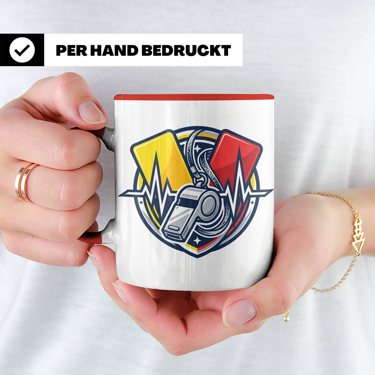 Schiedsrichter Tasse mit Herzschlag, Pfeife & Karten Motiv,  – Rot [farbe:rot]
