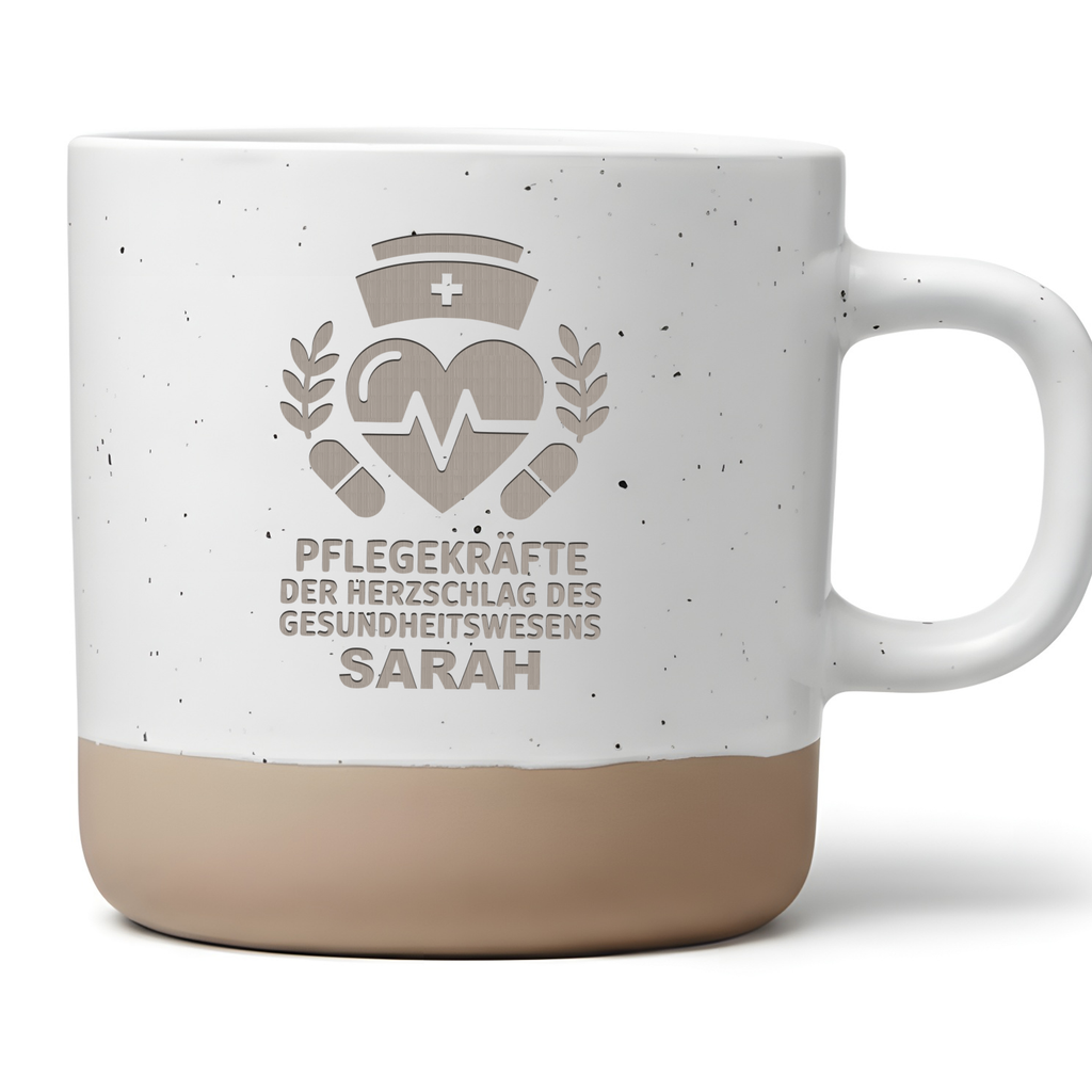 Tasse Pflegekräfte Herzschlag Sarah - Personalisierte Kaffeetasse Pflegekraft - Geschenk Krankenschwester mit Namen - Becher Altenpflege