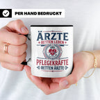 Pflegekraft Tasse mit Spruch Pflegekräfte retten Ärzte lusti – Schwarz [farbe:schwarz]