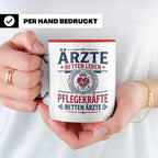 Pflegekraft Tasse mit Spruch Pflegekräfte retten Ärzte lusti – Rot [farbe:rot]