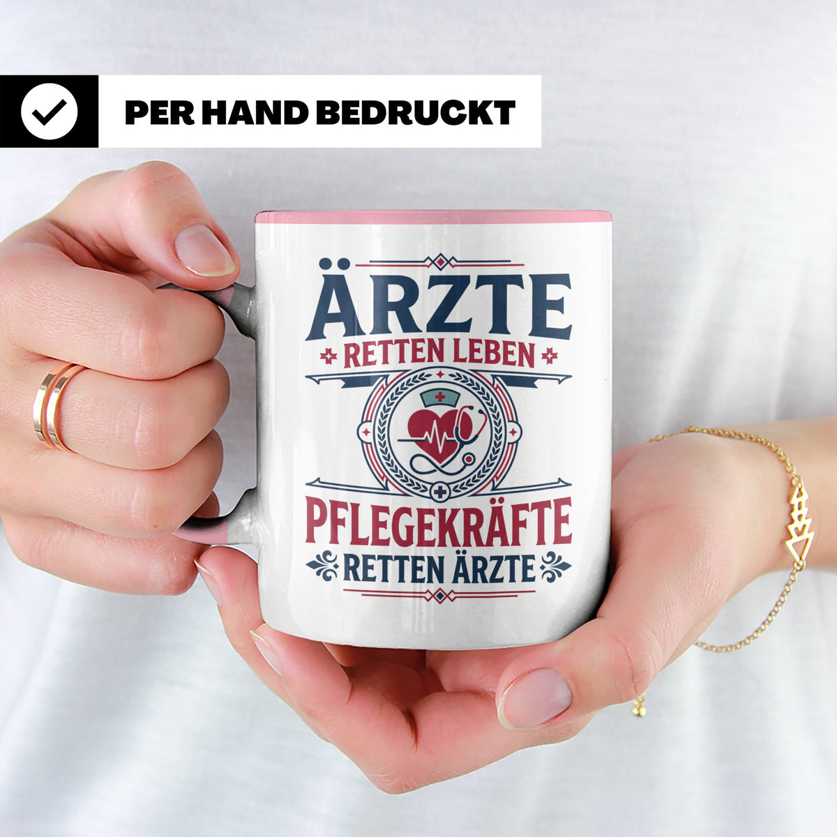 Pflegekraft Tasse mit Spruch Pflegekräfte retten Ärzte lusti – Rosa [farbe:rosa]