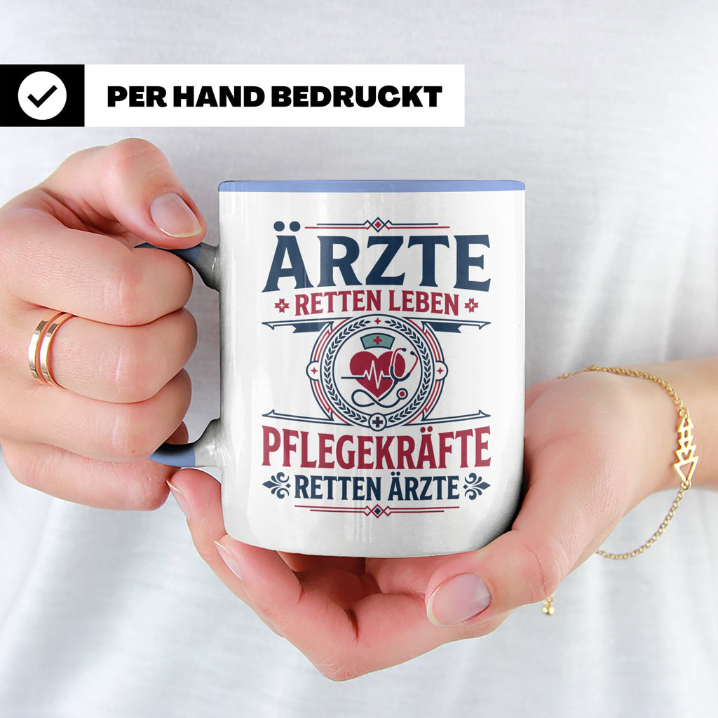 Pflegekraft Tasse mit Spruch Pflegekräfte retten Ärzte lusti – Blau [farbe:blau]