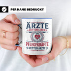 Pflegekraft Tasse mit Spruch Pflegekräfte retten Ärzte lusti – Blau [farbe:blau]