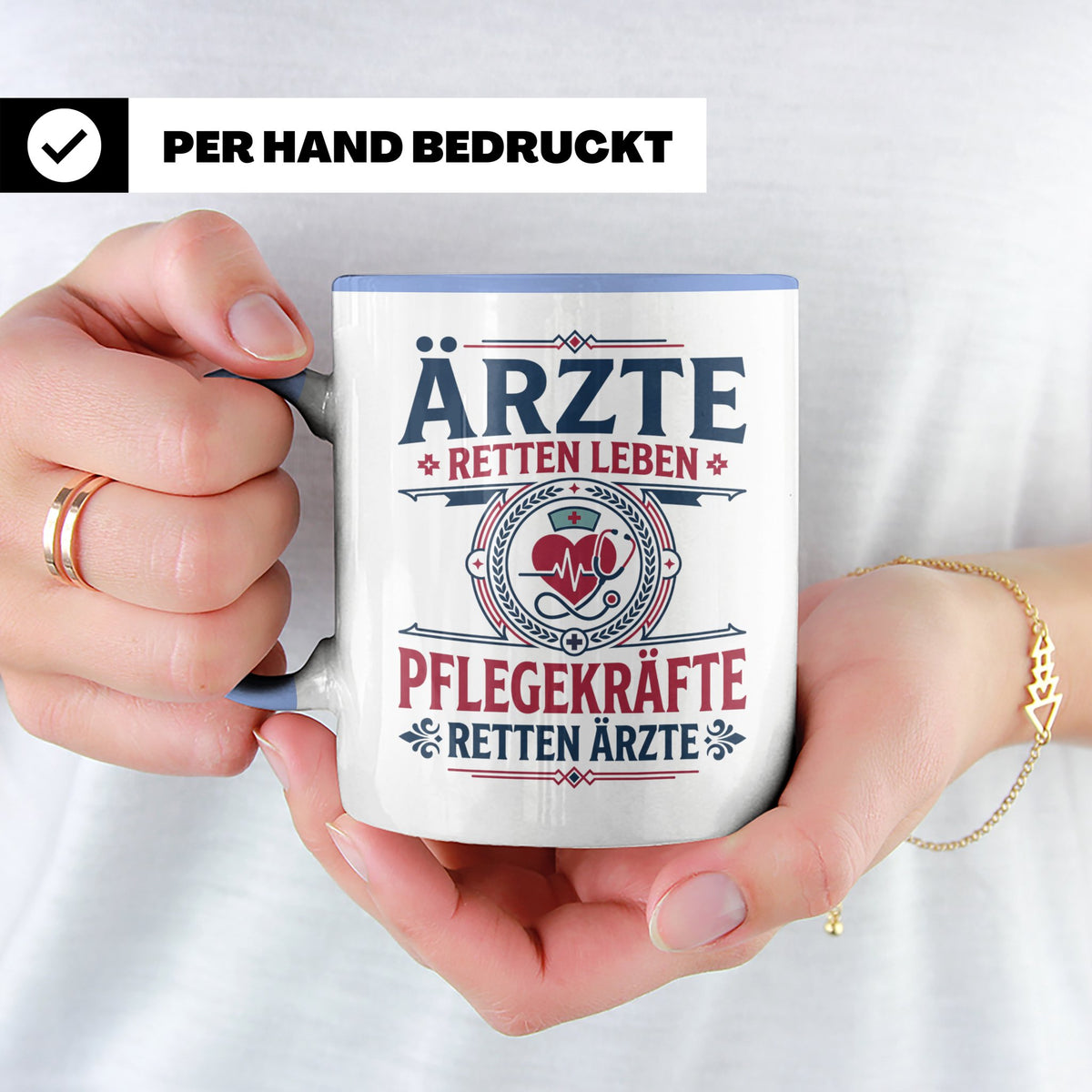 Pflegekraft Tasse mit Spruch Pflegekräfte retten Ärzte lusti – Blau [farbe:blau]