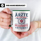 Pflegekraft Tasse mit Spruch Pflegekräfte retten Ärzte lusti – Grün [farbe:grün]