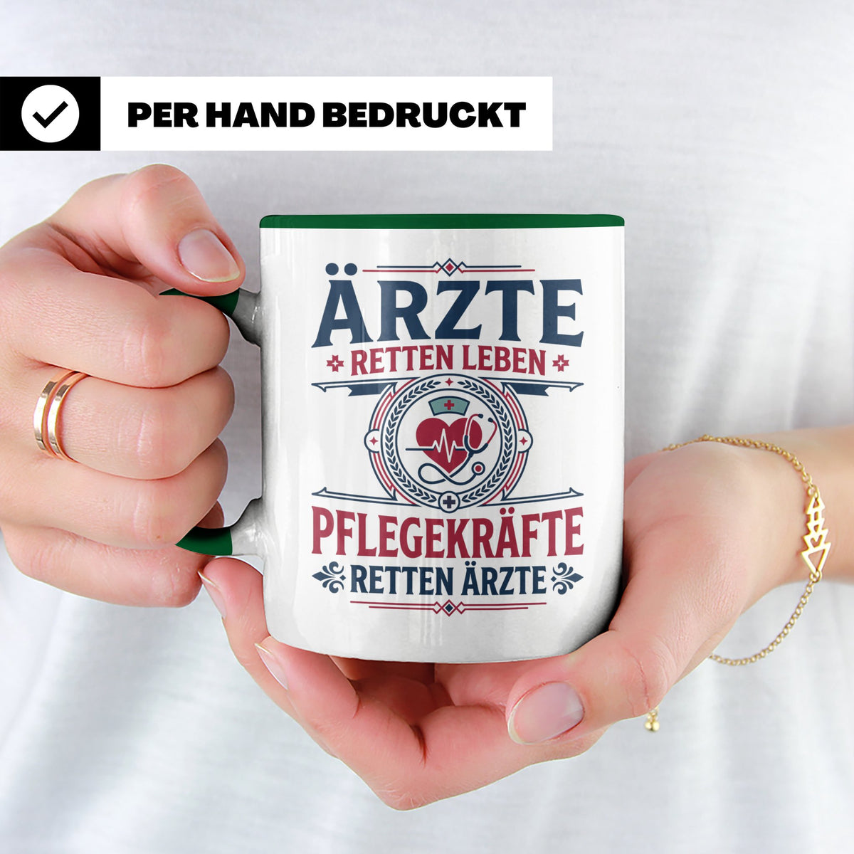 Pflegekraft Tasse mit Spruch Pflegekräfte retten Ärzte lusti – Grün [farbe:grün]