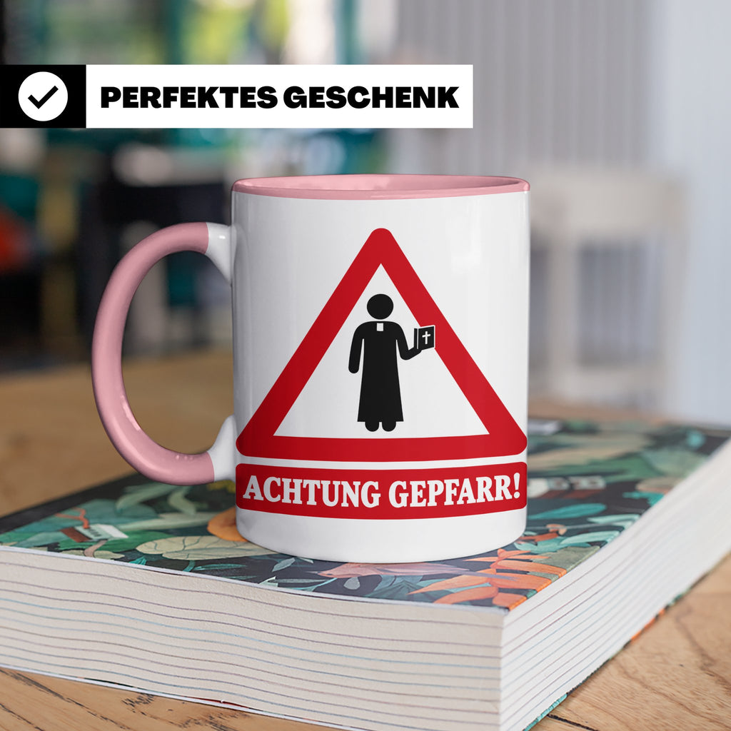 Achtung Gepfarr Tasse mit lustigem Spruch über Pfarrer und K – Rosa [farbe:rosa]