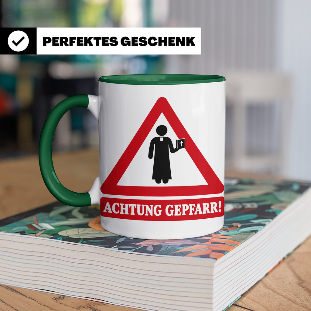 Achtung Gepfarr Tasse mit lustigem Spruch über Pfarrer und K – Grün [farbe:grün]