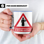 Achtung Gepfarr Tasse mit lustigem Spruch über Pfarrer und K – Blau [farbe:blau]