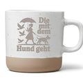 Die mit dem Hund geht Tasse, Lustiges Gassi Gehen Geschenk für Hundemama, Kaffeetasse Hundebesitzerin, Becher mit Spruch Hunde Motiv