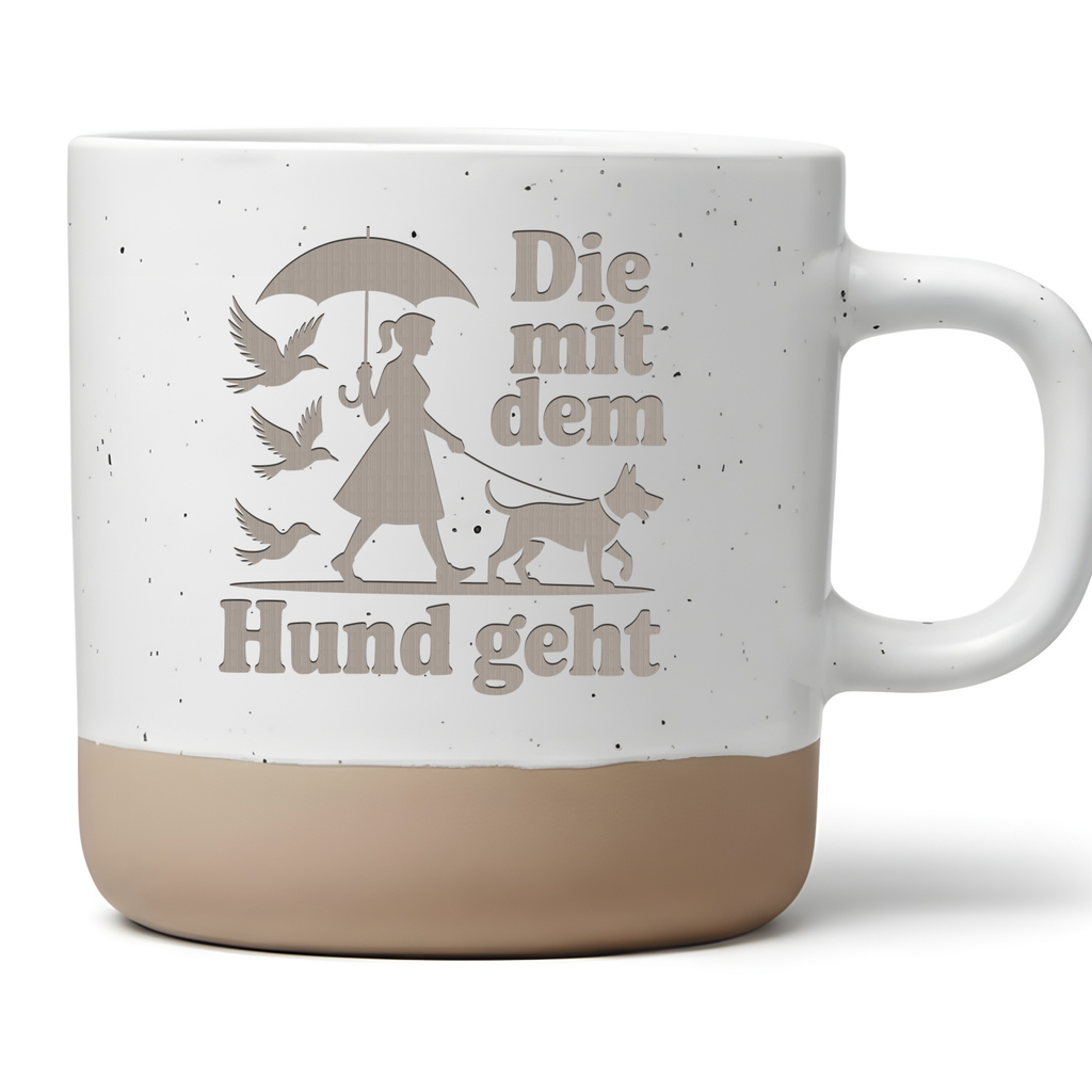 Die mit dem Hund geht Tasse, Lustiges Gassi Gehen Geschenk für Hundemama, Kaffeetasse Hundebesitzerin, Becher mit Spruch Hunde Motiv