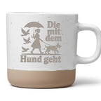 Die mit dem Hund geht Tasse, Lustiges Gassi Gehen Geschenk für Hundemama, Kaffeetasse Hundebesitzerin, Becher mit Spruch Hunde Motiv