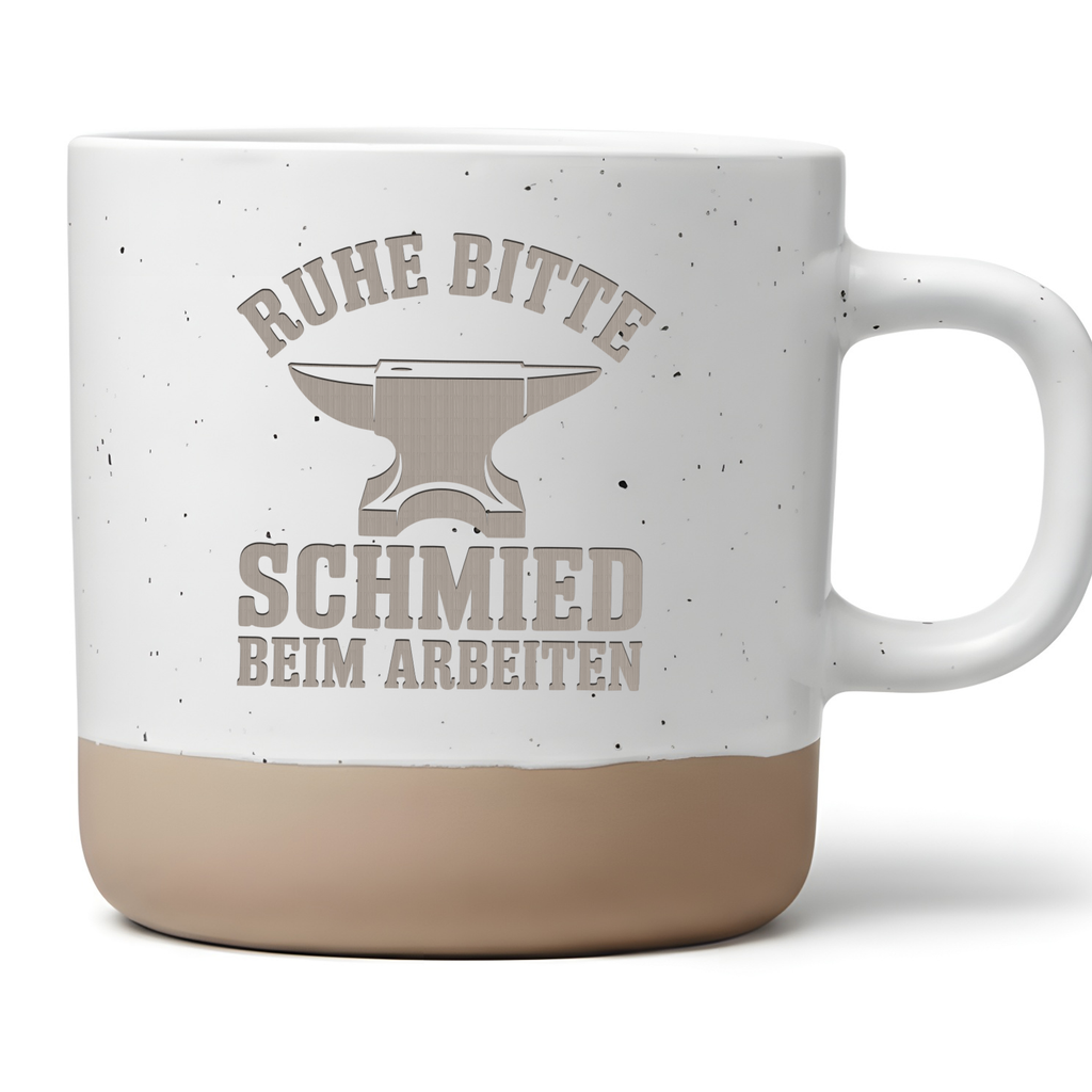 Ruhe bitte Schmied beim Arbeiten Tasse, Lustiges Geschenk für Schmiede & Metallbauer, Kaffeetasse Werkstatt, Becher Amboss Motiv Handwerk