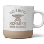 Ruhe bitte Schmied beim Arbeiten Tasse, Lustiges Geschenk für Schmiede & Metallbauer, Kaffeetasse Werkstatt, Becher Amboss Motiv Handwerk