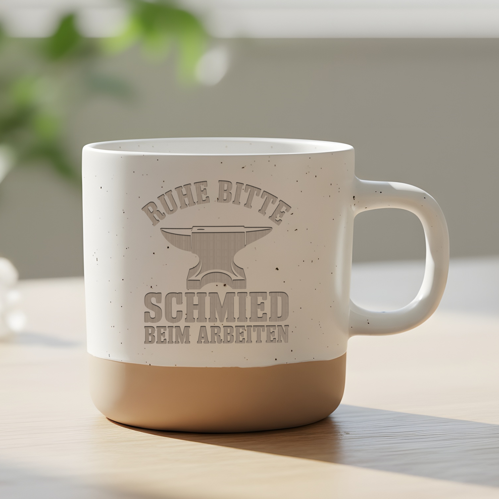 Ruhe bitte Schmied beim Arbeiten Tasse, Lustiges Geschenk für Schmiede & Metallbauer, Kaffeetasse Werkstatt, Becher Amboss Motiv Handwerk
