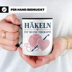 Häkeln Tasse Häkeln ist meine Therapie - Geschenk für Häkel  – Schwarz [farbe:schwarz]